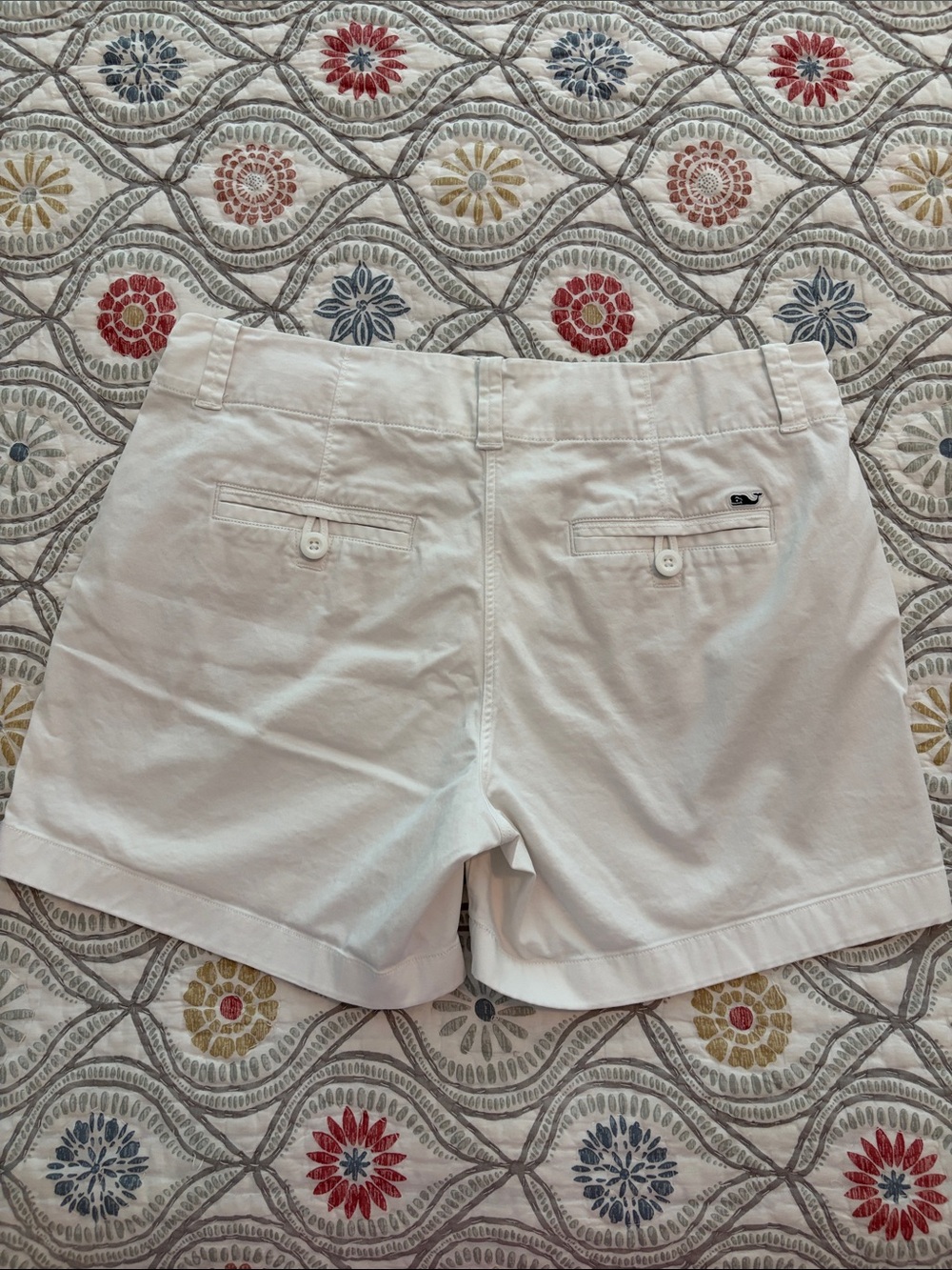 Vineyard Vines white shorts, size 6. - Picture 3 of 9